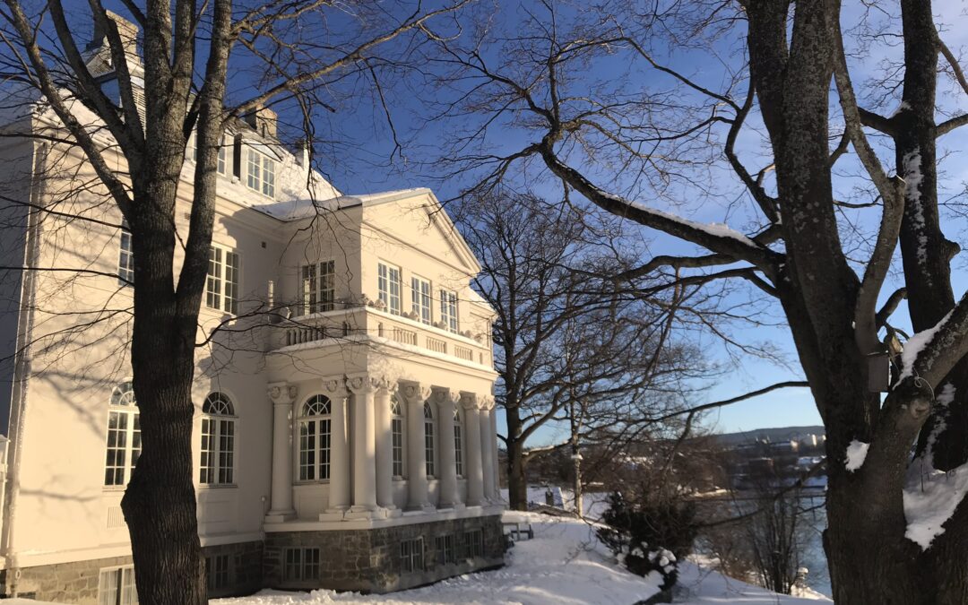 Den gamle fylkesmannsboligen i Elvegata med sol og snø